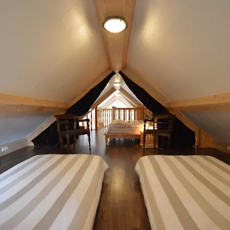 Дом отдыха Spacious In With Garden *