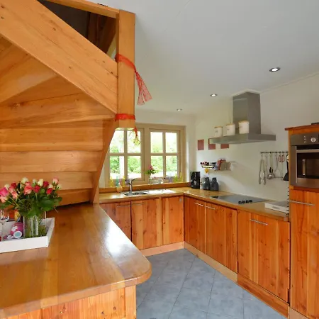 Дом отдыха Spacious In With Garden