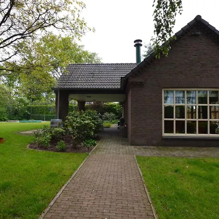 Дом отдыха Spacious In With Garden Эрп