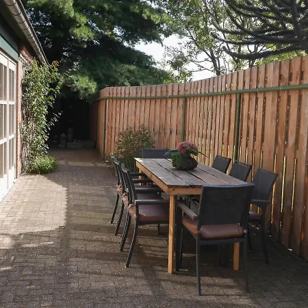 Дом отдыха Spacious In With Garden Эрп